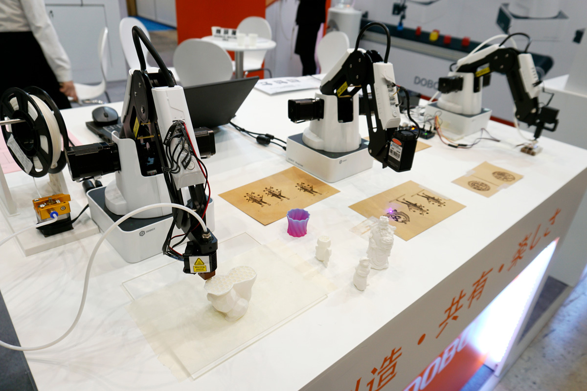 DOBOTは本格的なロボットのようでいて、意外とコンパクトで扱いやすい印象