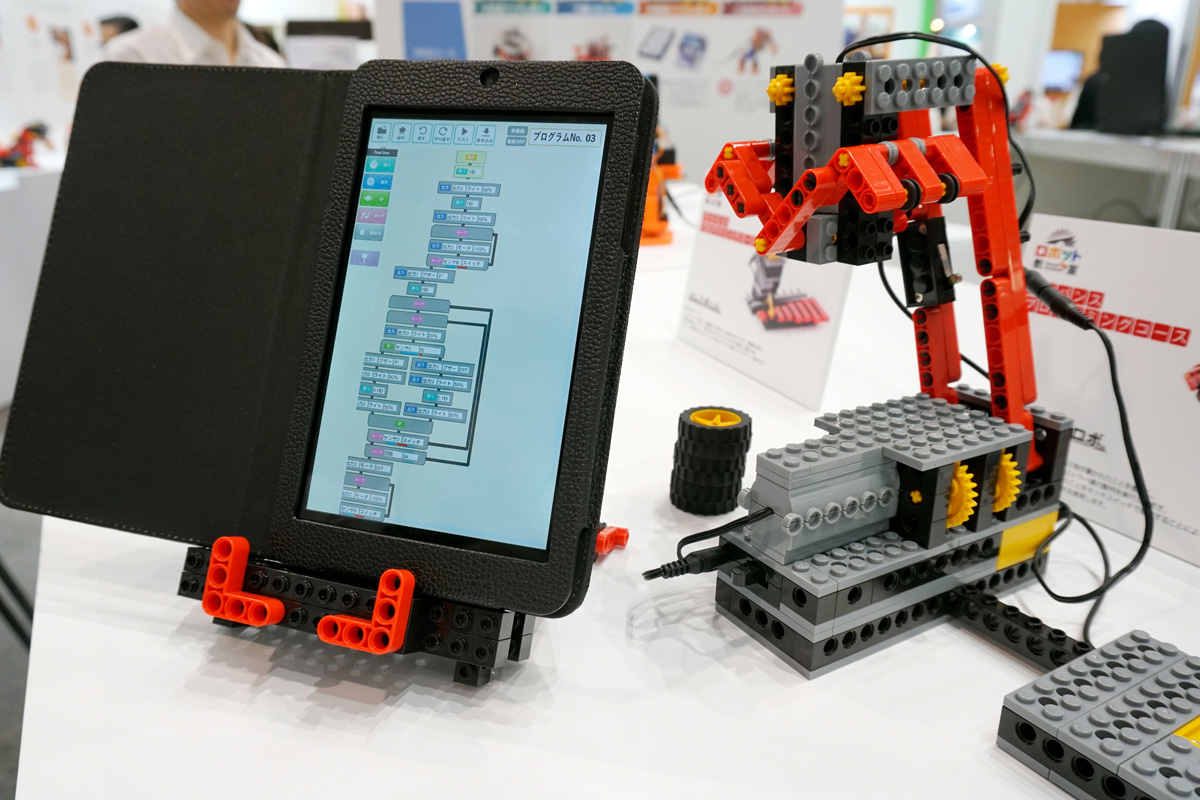 ヒューマンアカデミー株式会社の「ロボット教室」のステップにブロックタイプのプログラミングが加わった