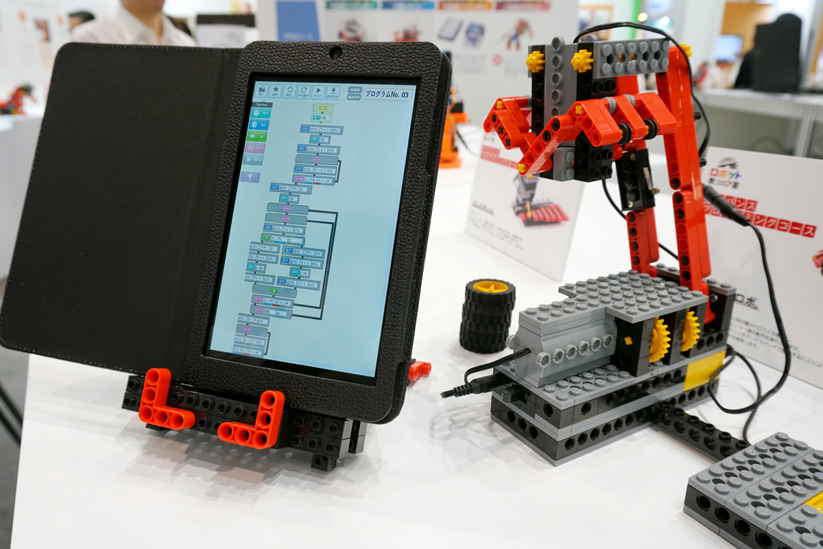 ヒューマンアカデミー株式会社の「ロボット教室」のステップにブロックタイプのプログラミングが加わった