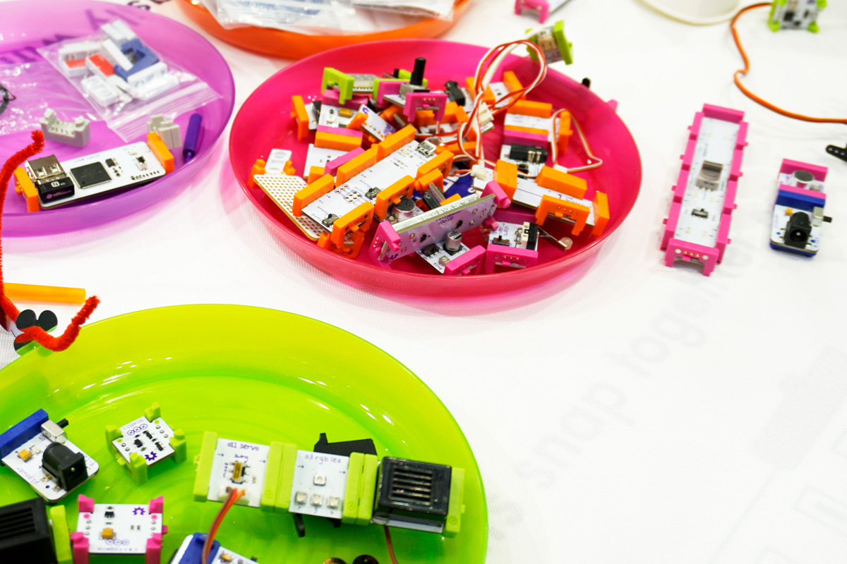 littleBitsはカラフルでたくさんのブロックが並んでおり、どれで何を作ろうかと子どもだけでなく大人もワクワクする