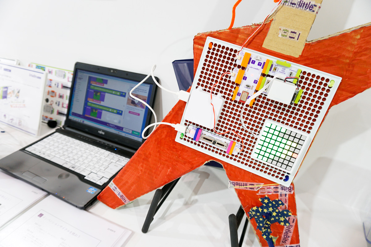 プログラミングができるブロックを使ったギターの作例