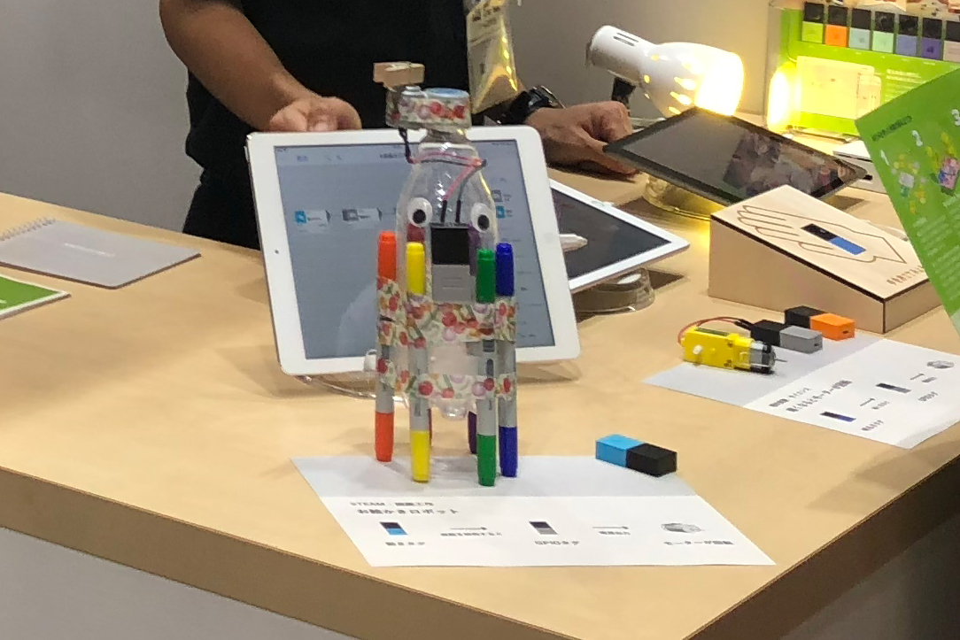 展示されていたMESHの発明品の一例「お絵かきロボット」