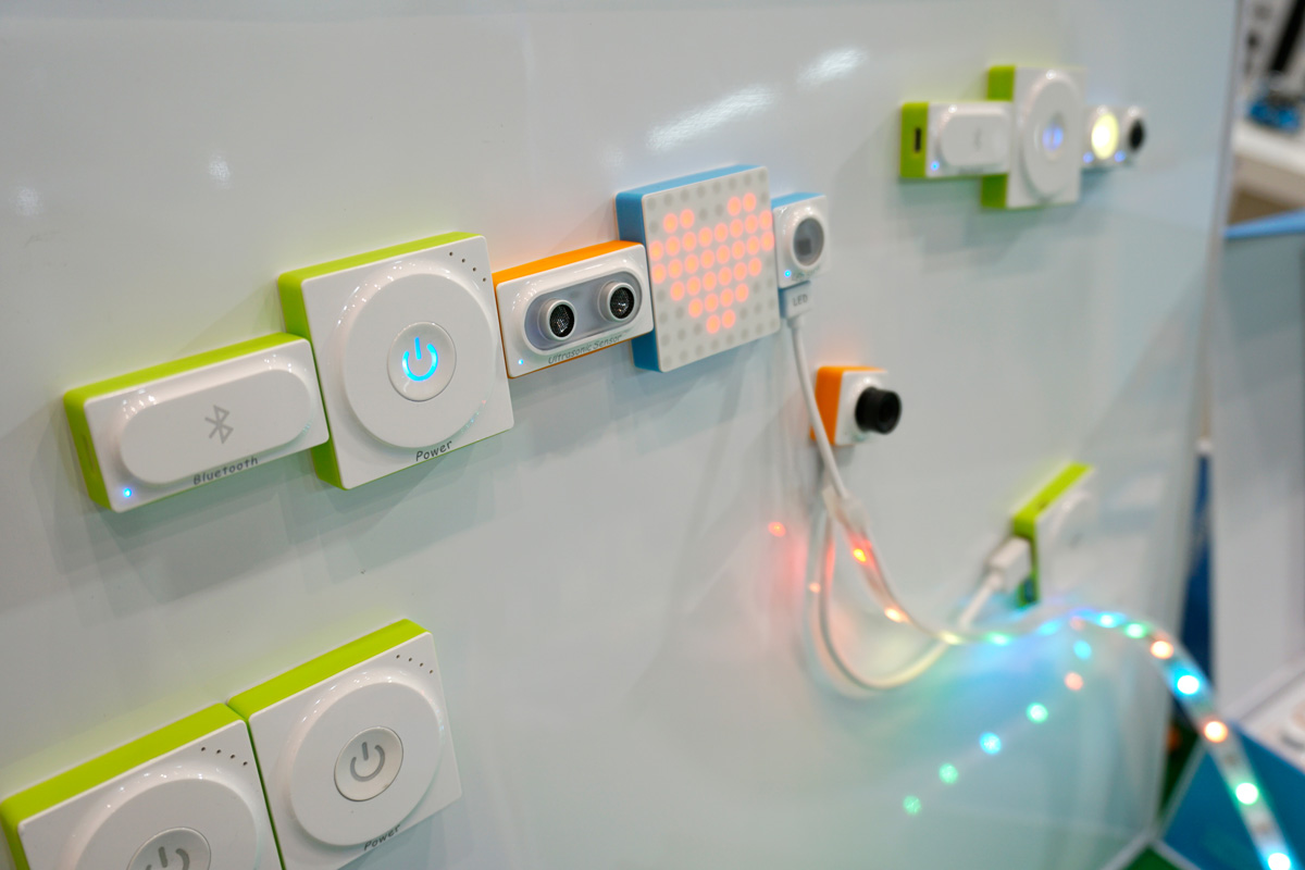 ブロックはマグネット式でジャンルごとに色分けされている