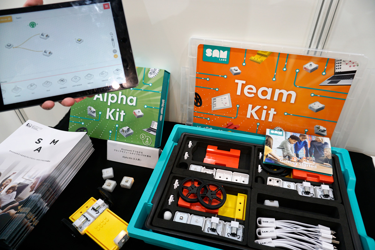 キットの通りに作るだけでなく、自由に組み合わせて様々な装置を作れるSAM Labsは、アイコンを線でつなぐタイプのビジュアルプログラミングで直感的に操作できる