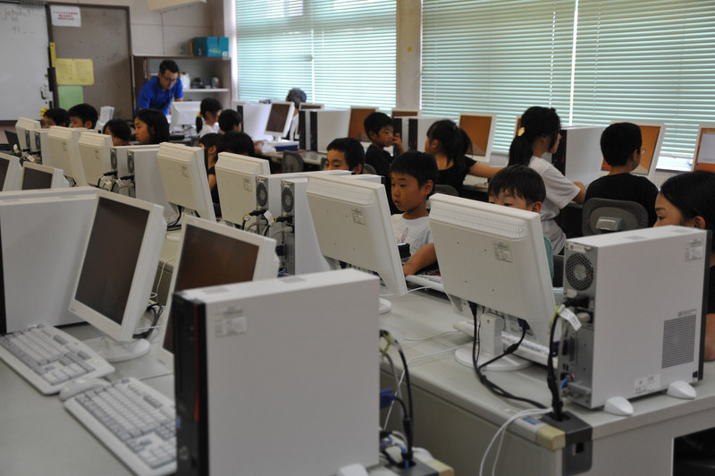 授業が行われたパソコン教室に集まった児童達と授業のワークシート