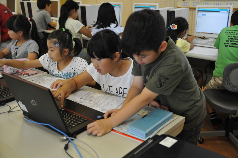 好きな教科についてのアンケートに回答していく児童達、活躍するサポートチーム、助け合い､学び合いが行われている