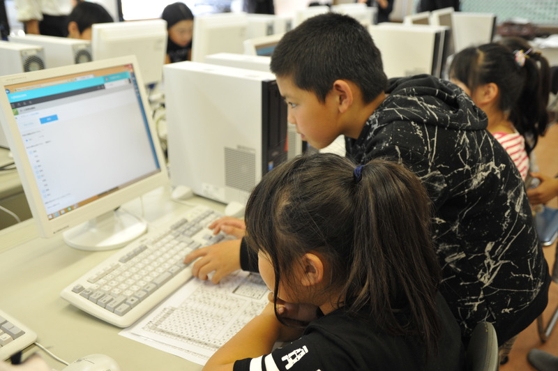 好きな教科についてのアンケートに回答していく児童達、活躍するサポートチーム、助け合い､学び合いが行われている