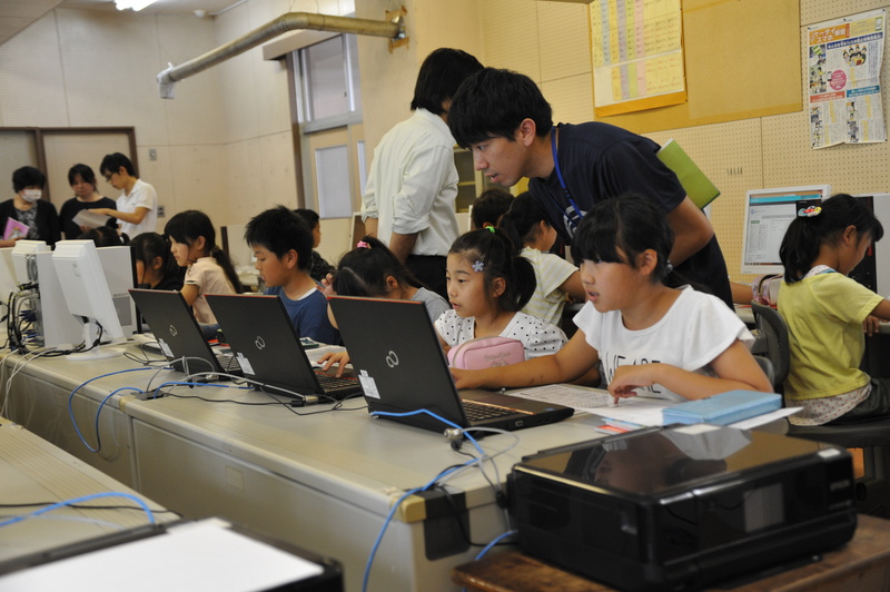 キントーンで入力画面を作り設定を行っていく児童達