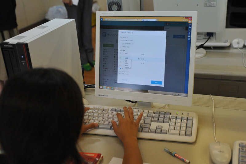 キントーンで入力画面を作り設定を行っていく児童達