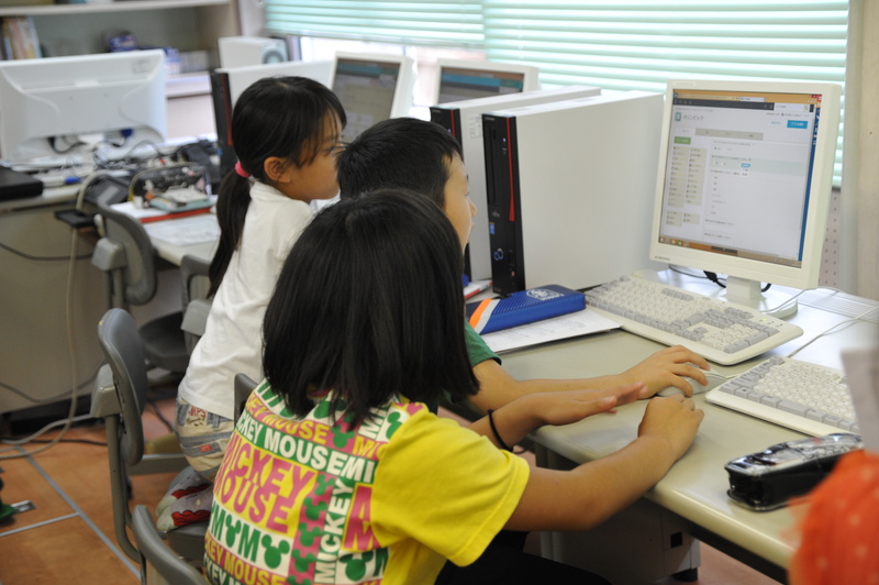 グループでアンケート作りを主体的に進めていく児童達