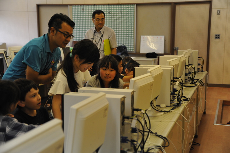 グループでアンケート作りを主体的に進めていく児童達