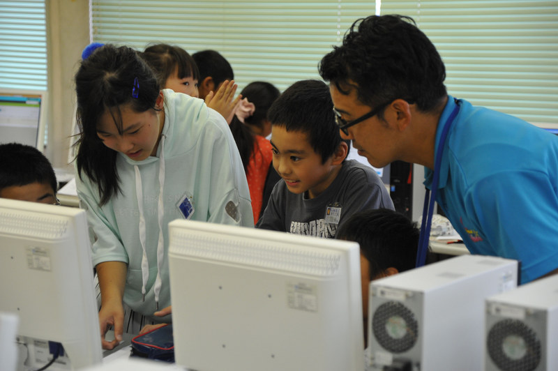 グループでアンケート作りを主体的に進めていく児童達