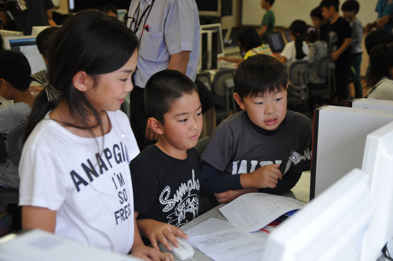 グループでアンケート作りを主体的に進めていく児童達