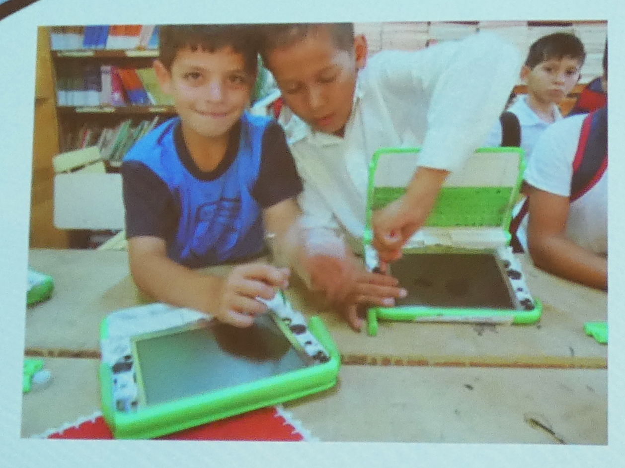 PCを自分で修理する子どもたち