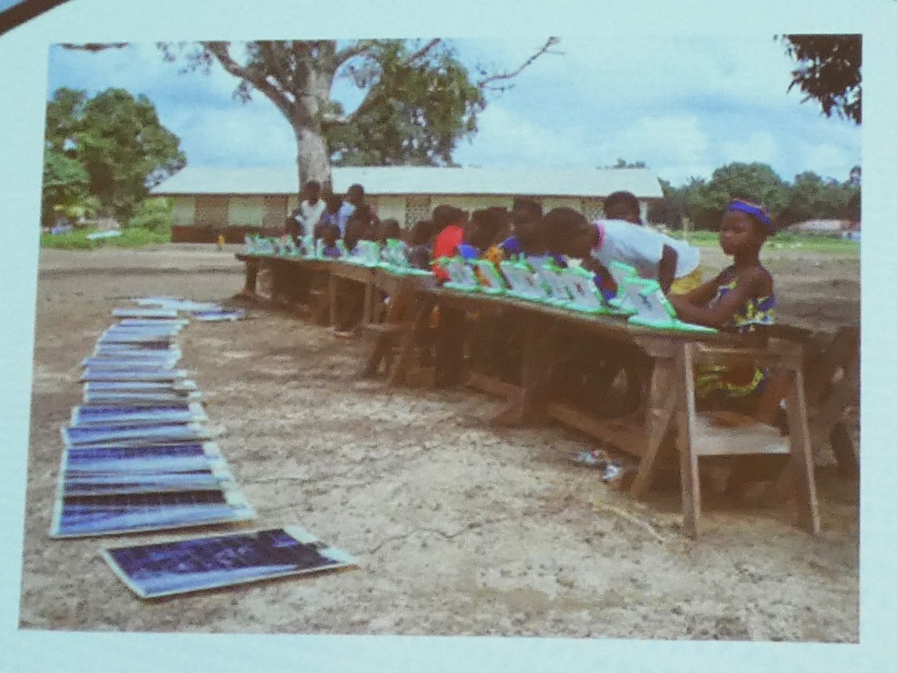 太陽光でPCを充電するエチオピアの子どもたち