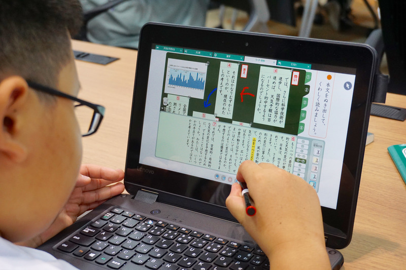 学習者用デジタル教科書では、スクリーンの下半分に表示された本文をマークするだけで切り取りが可能だ。切り取った部分はスクリーンの上半分「マイ黒板」に集約され、必要な内容を整理することができる