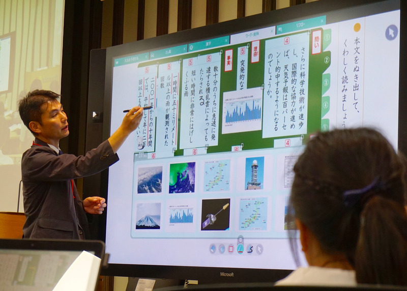 児童が発表した意見をテンポよく、指導者用デジタル教科書にまとめる鈴木教諭。教師が板書をする時間を待つことなく、児童は思考を継続できるのがメリット
