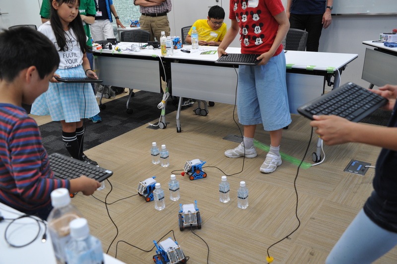 リモコン・カムロボ君を使って鬼ごっこがはじまった