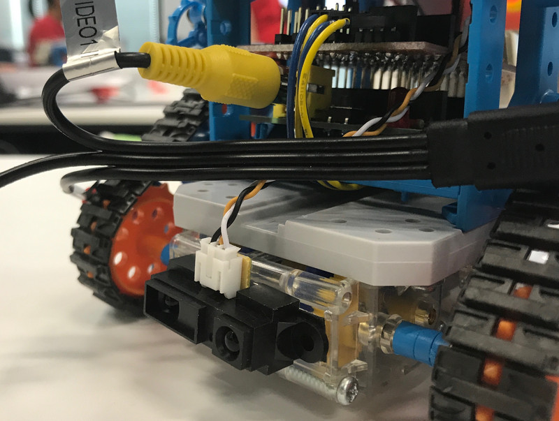 測距センサーを取り付けたカムロボで、お掃除ロボもどきプログラムの動作確認をする