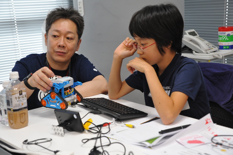 測距センサーを取り付けたカムロボで、お掃除ロボもどきプログラムの動作確認をする