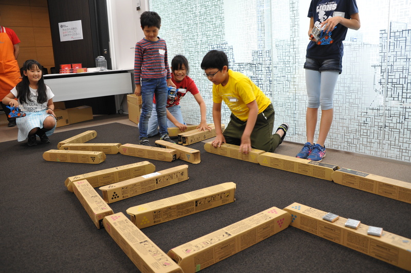 即席の迷路で自律式のカムロボ君達がわらわら