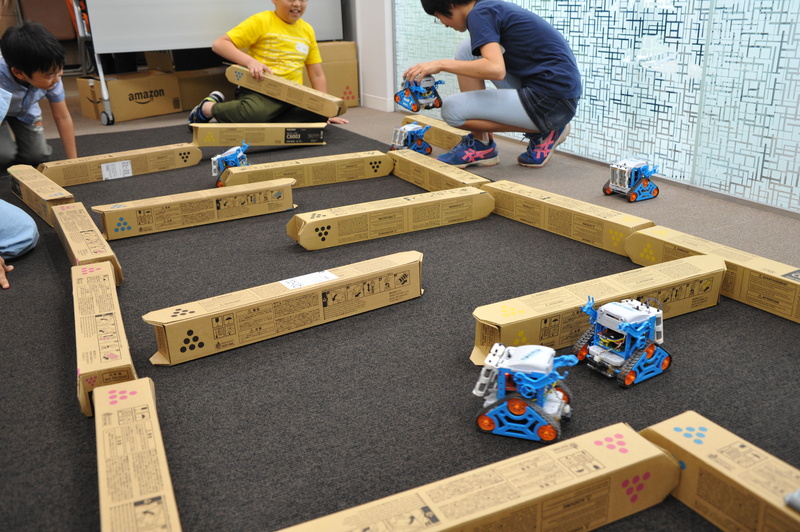 即席の迷路で自律式のカムロボ君達がわらわら