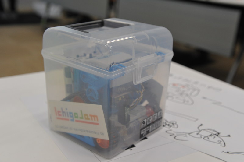 CD/DVDケースにしまわれたカムロボ君、奇跡のピッタリ感