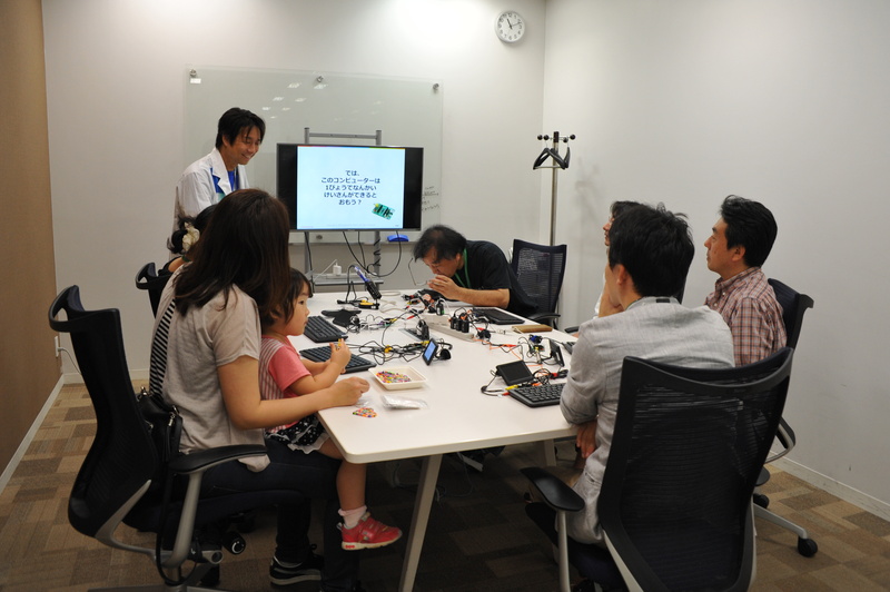 和気あいあいと勉強会を楽しむ保護者の皆さん、アイロンビーズ製のブルーインパルスまで