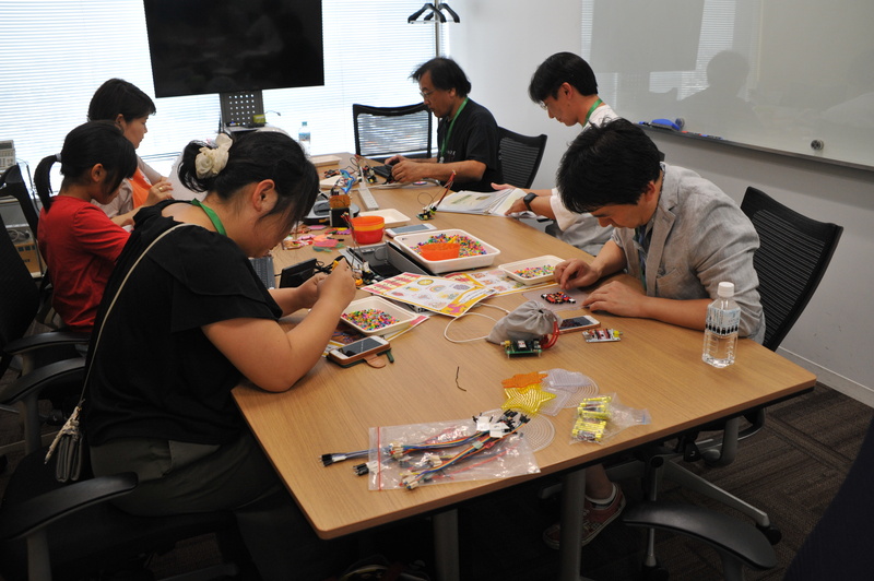 和気あいあいと勉強会を楽しむ保護者の皆さん、アイロンビーズ製のブルーインパルスまで