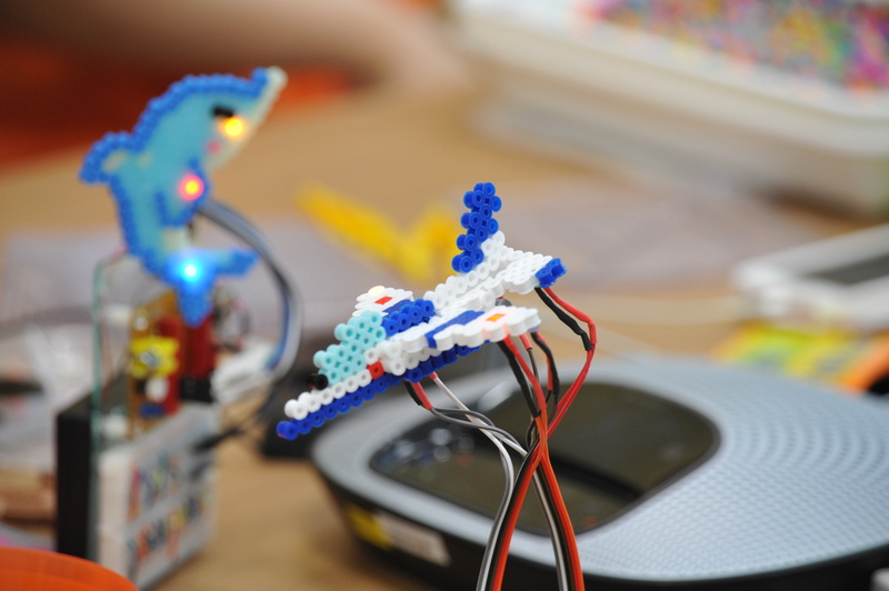 和気あいあいと勉強会を楽しむ保護者の皆さん、アイロンビーズ製のブルーインパルスまで