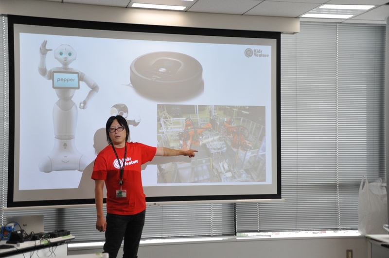 創設者の高橋氏による挨拶、ロボットや物作りへの思いが語られる