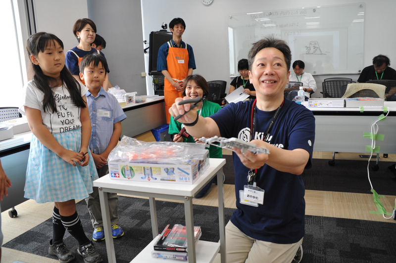 ニッパーとドライバーの使い方が伝授されるも、まだ緊張気味の子ども達と「親方」こと荒木氏