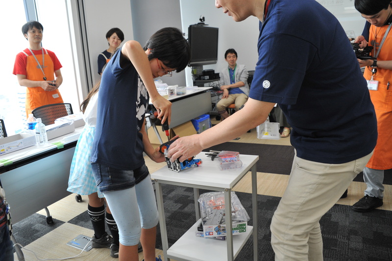 ニッパーとドライバーの使い方が伝授されるも、まだ緊張気味の子ども達と「親方」こと荒木氏