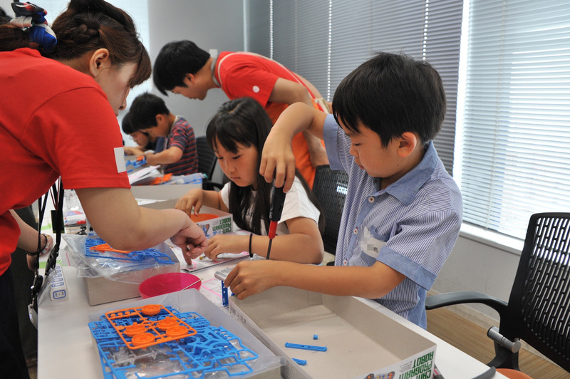 カムロボ工作に熱心取り組む子ども達と工作に苦戦する筆者