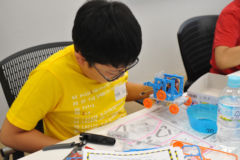 カムロボ工作に熱心取り組む子ども達と工作に苦戦する筆者
