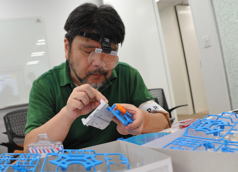 カムロボ工作に熱心取り組む子ども達と工作に苦戦する筆者