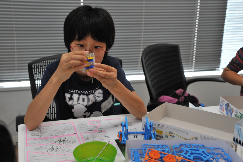 集中して複雑なギアボックスを組み立てている