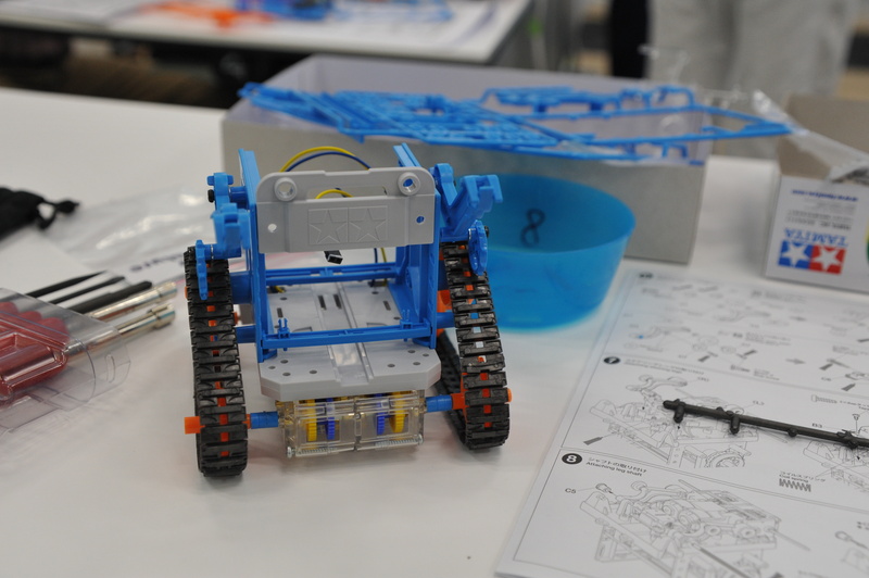 なんとかほぼ組み立て終わった筆者のカムロボ君