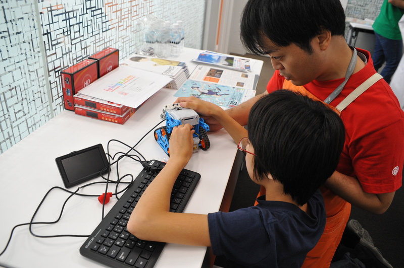 完成したカムロボの動作確認を行っていく森谷氏と子ども達