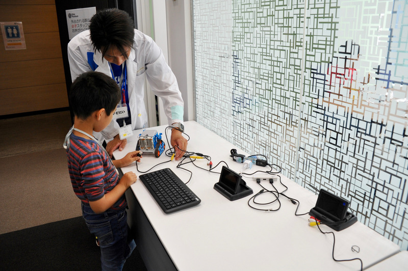 完成したカムロボの動作確認を行っていく森谷氏と子ども達