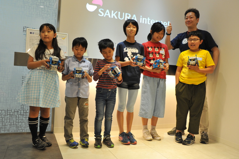 完成したカムロボを持って記念撮影、一緒に参加した大きなお友達はさすがに遠慮した