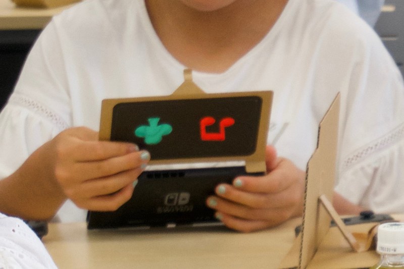 切り抜いた記号部分にセロファンで色をつけている