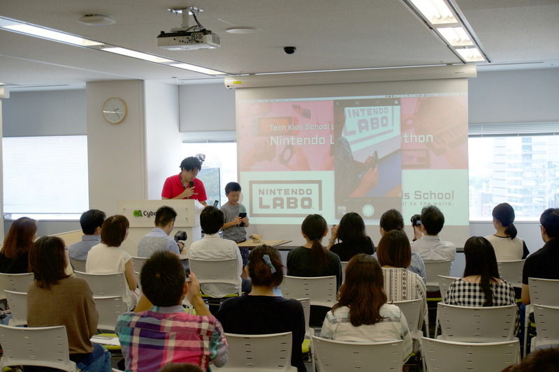 手元の作品を画面に映しながら説明する