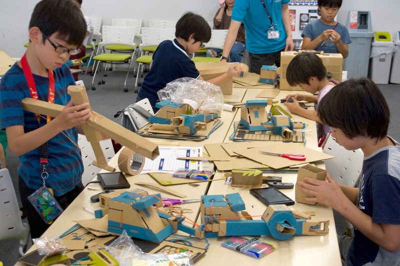 Switch画面でのプログラミングと工作を平行してどんどん手を動かしていく子ども達