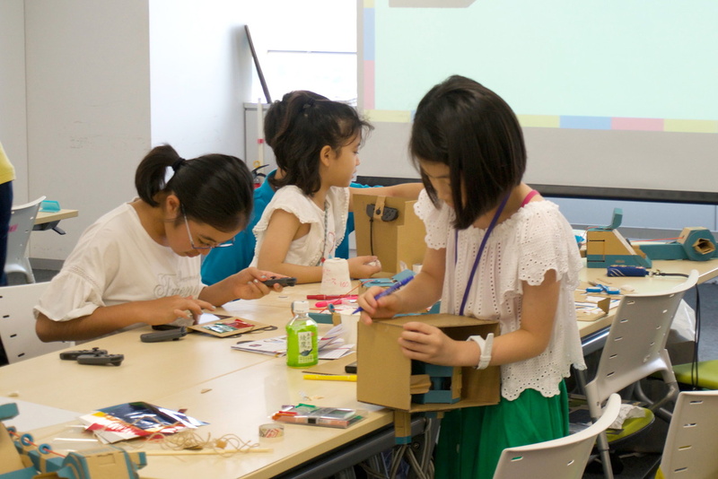 Switch画面でのプログラミングと工作を平行してどんどん手を動かしていく子ども達