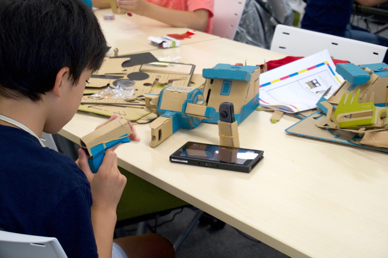 Switch画面でのプログラミングと工作を平行してどんどん手を動かしていく子ども達