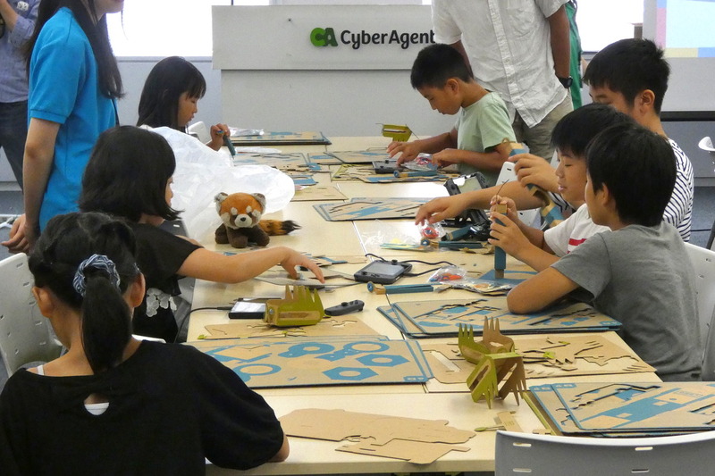 「リモコンカー」と「つり」のキットが配られた