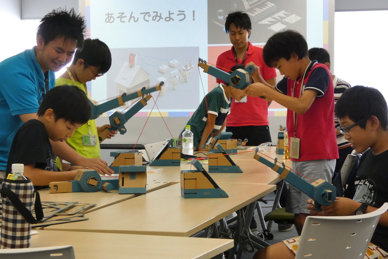 作った「つり」キットで遊ぶ子ども達、とても楽しそう