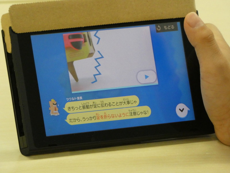 チャット風に進む説明と動画で、子どもが自分でスイスイと読み進められる