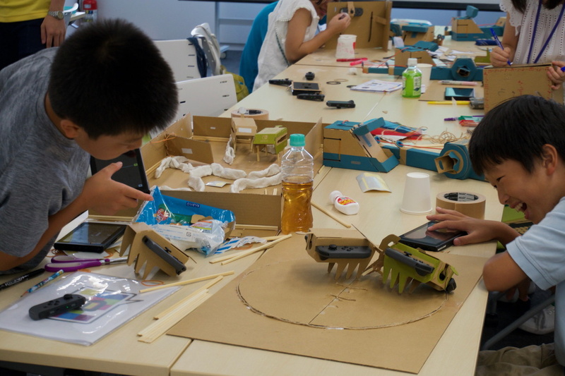 2人で制作中の様子、とても楽しそうに取り組んでいるのが印象的だ